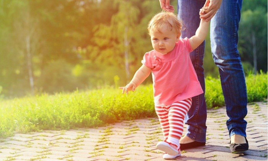 Quels accessoires acheter pour aider bébé à marcher